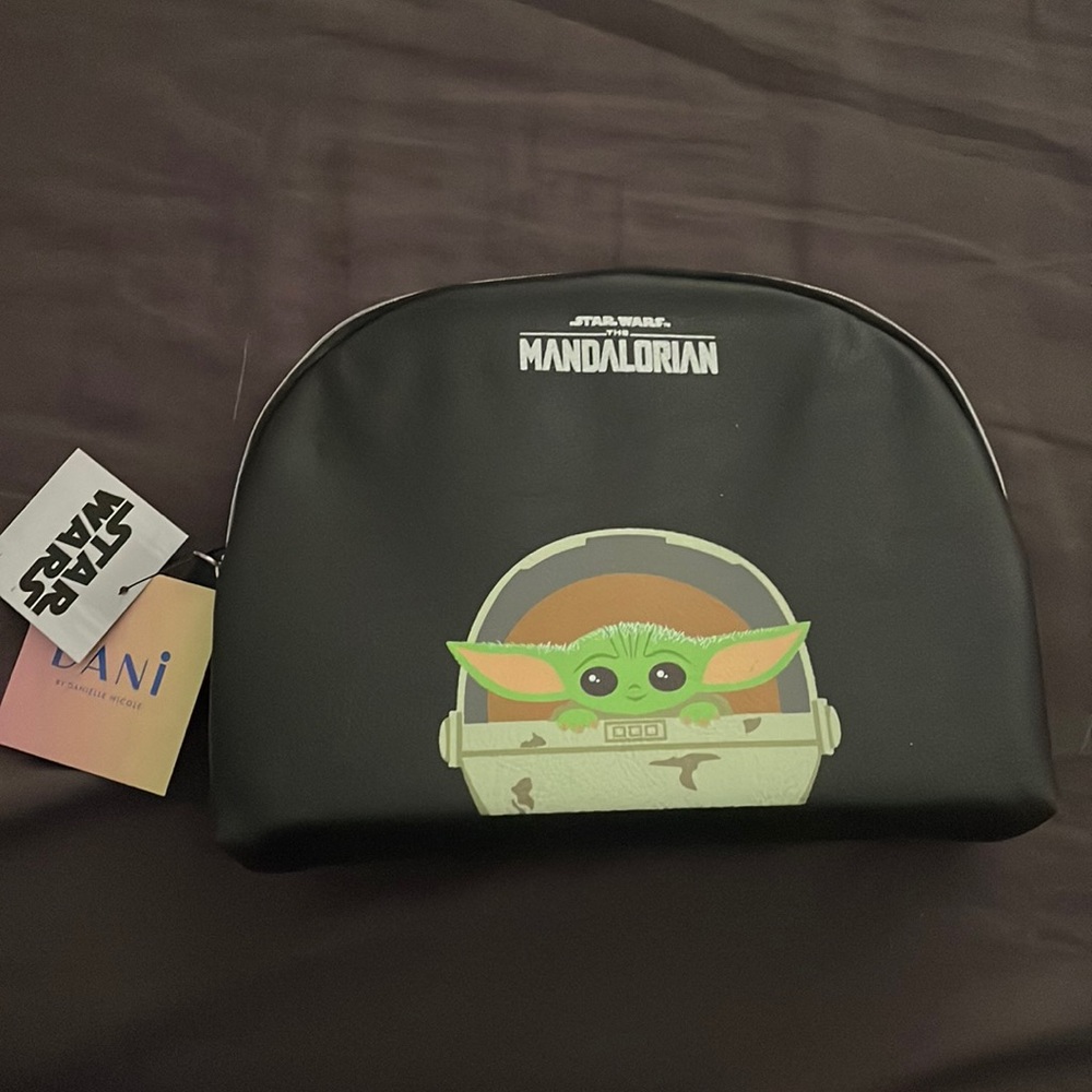 Dani by Danielle Nicole STAR WARS baby yoda make-up bag